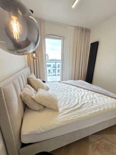 Apartament z balkonem z widokiem na rzekę.
