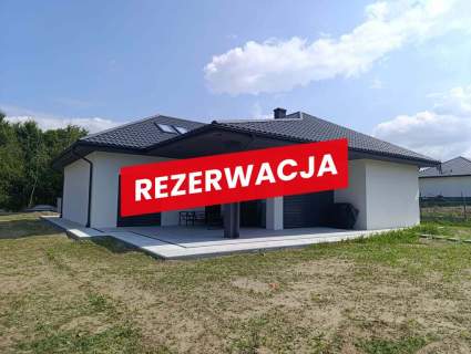 Nowy dom parterowy z antresolą.
