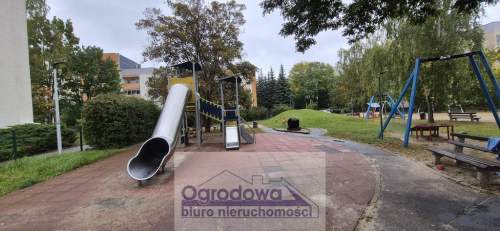 Osiedle zamknięte z kortem tenisowym, niska zabudowa