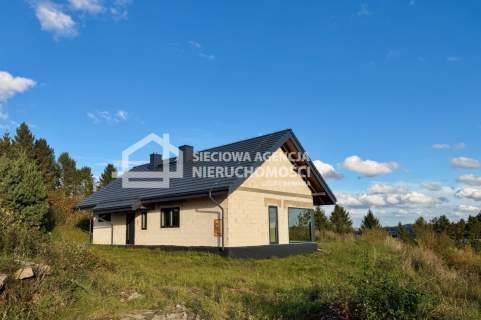 Nowy dom parterowy z widokiem na jezioro.