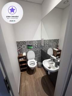 Przestronna sala z lustrem, witryna, dwa wejścia