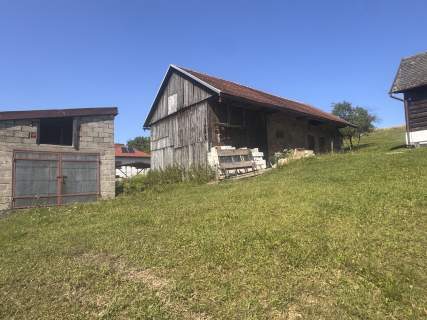 Dom z bali i ponad hektar ziemi