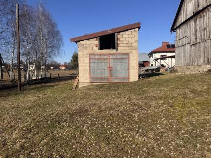 Dom z bali i ponad hektar ziemi