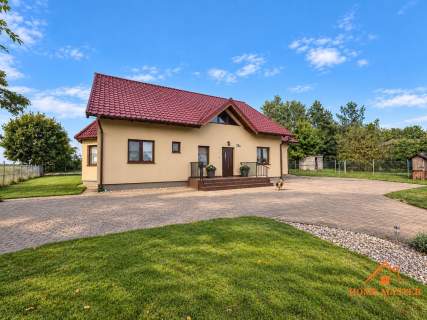 Nowoczesny dom na obrzeżach
