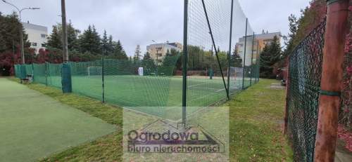 Osiedle zamknięte z kortem tenisowym, niska zabudowa