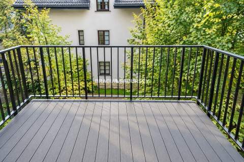 Nowoczesny jasny apartament w otoczeniu zieleni