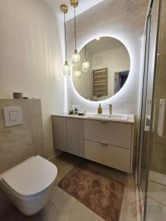 Apartament z balkonem z widokiem na rzekę.