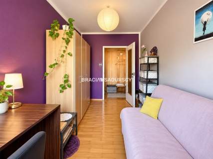 3 pokoje, 56 m , balkon, osobna kuchnia