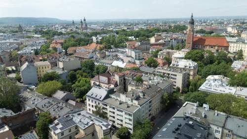 Jasne, ciche, umeblowane. 2 pokoje z oddzielną kuchnią. piwnica.