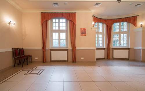 Dworek / dwa budynki z parkiem / hotel sale