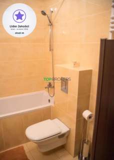 Salon z aneksem i sypialnia, balkon, garaż