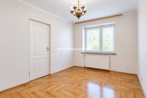Trzy pokoje Znakomity stan Do wejścia 74m2