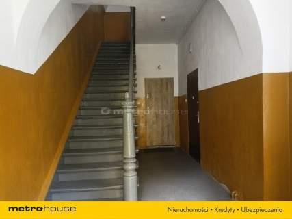 Trzy pokojowy lokal przerobiony z jednopokojowego.