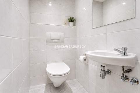 Trzy pokoje Znakomity stan Do wejścia 74m2