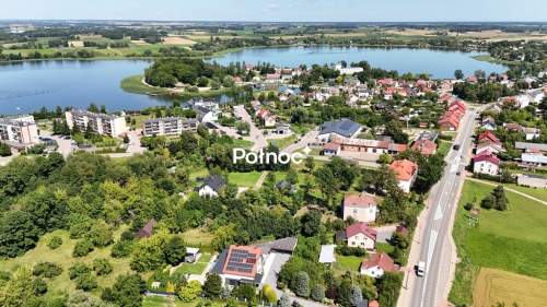 Zabytkowa kamienica w Rajgrodzie nieopodal jeziora