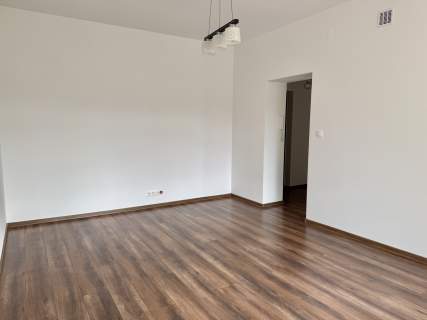 Bezpośrednio mieszkanie 34 m2, pokój z oddzielną widną kuchn