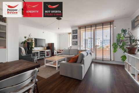 Przestronny salon z wyjściem na słoneczny balkon