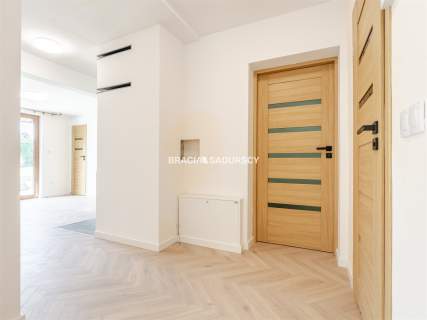 Dom w sasiedztwie lasu z ze stawem, Brzesko