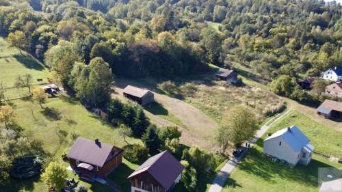 Działka budowlana 25 ar. z drewnianą chatą 8 km od Krasiczyna