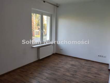 Wolno stojący dom w Łomiankach Centralnych.