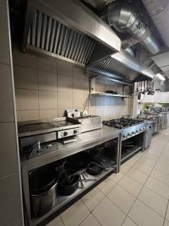 Lokal gastronomiczny z witrynami w centrum