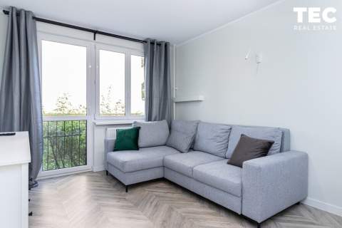 Nowoczesne studio wysoki parter widok na zieleń