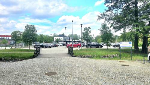 Piętro budynku z 4 lokalami windą parkingiem centr