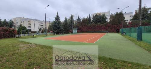 Osiedle zamknięte z kortem tenisowym, niska zabudowa
