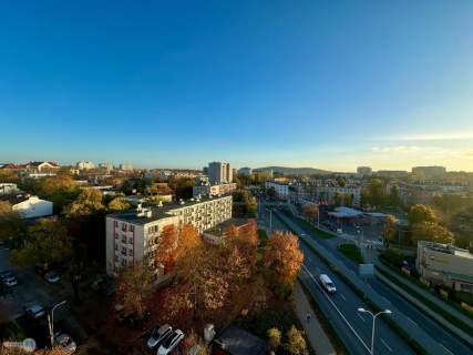 3- pokojowe mieszkanie w centrum z balkonem.