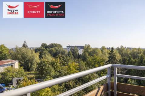 Przestronny salon z wyjściem na słoneczny balkon