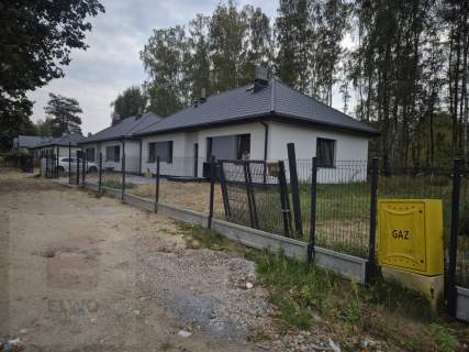 Nowoczesny dom parterowy przy lesie