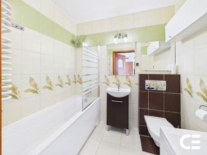 48,16 m 2. i ostatnie piętro osobna kuchnia balkon około 6 m...