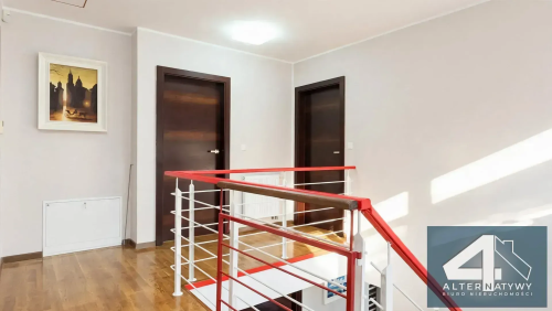 Dom z gabinetem na parterze i dużą działką