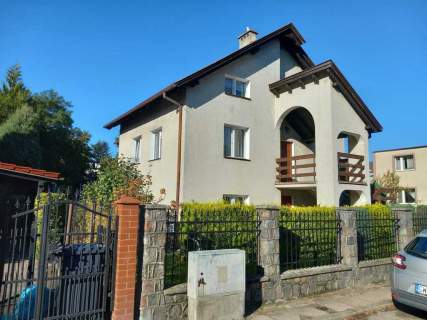 solidny dom z 3 mieszkaniami w centrum Rumi w spokojnej lokalizacji