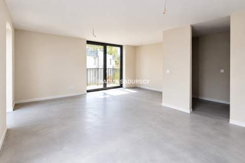 Nowoczesny jasny apartament w otoczeniu zieleni
