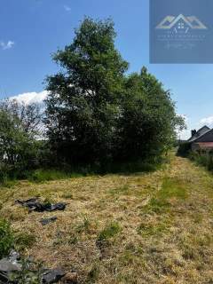Działka budowlana z domem drewnianym