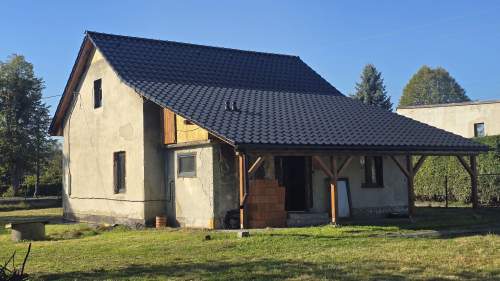 Dom jednorodzinny w centrum Bąkowa.