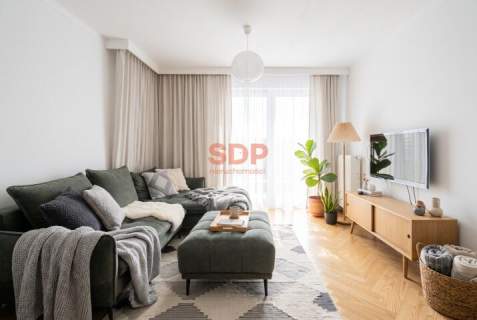 Wykończone dwupoziomowe 89 m2 z drewnianymi podłogami 