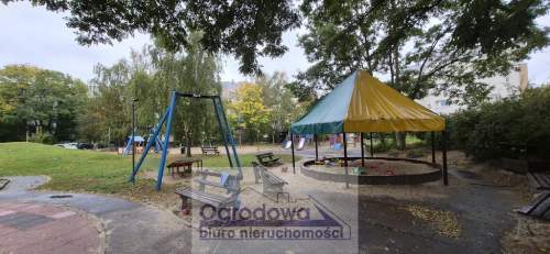 Osiedle zamknięte z kortem tenisowym, niska zabudowa