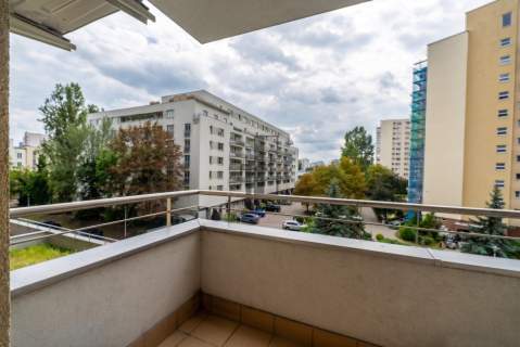 Nowoczesny apartament z garderobą w sercu Warszawy