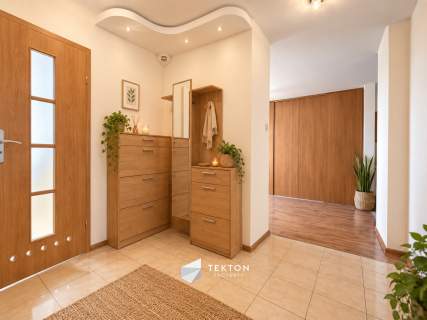 Jasne, dwustronne, wyposażone do wejścia