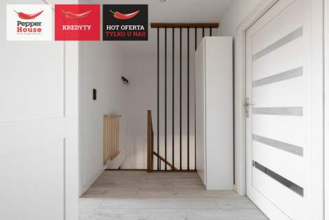 Przestronny salon z wyjściem na słoneczny balkon