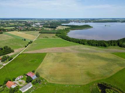 Działka inwestycyjna z linią brzegową