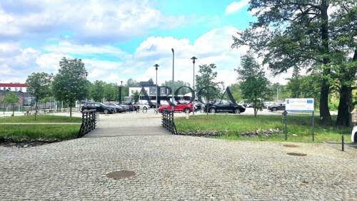 Piętro budynku z 4 lokalami windą parkingiem centr