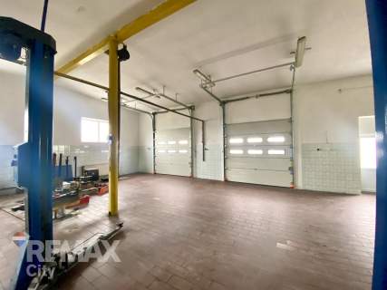 Lokal przy trasie E7 z parkingiem i biurem