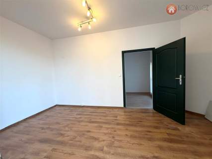 Lokal 71,5 m2, parking i klimatyzacja, parter