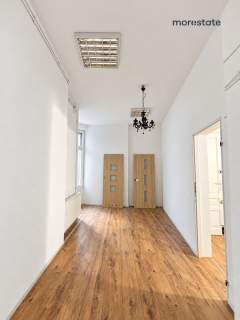 Lokal z witryną obok Ronda Mogilskiego I parter