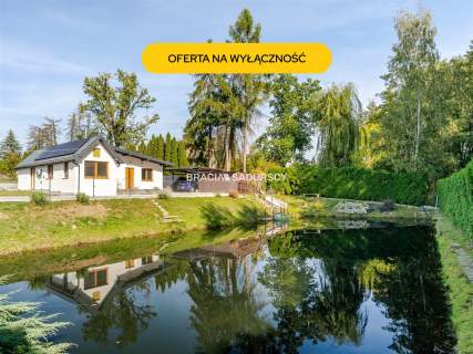 Dom w sasiedztwie lasu z ze stawem, Brzesko