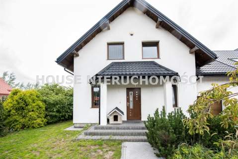 BLIŹNIAK Z GARAŻEM I POMPĄ CIEPŁA. DZIAŁKA 738 M2