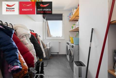 Przestronny salon z wyjściem na słoneczny balkon